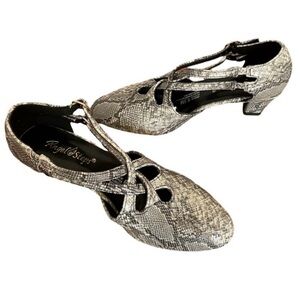 Beacon Angel Steps Willow Pumps Size 6.5 Buckles Snake Print NWOT (Flaw) NO BOX